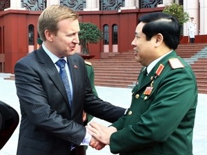 Defence Minister General Phung Quang Thanh (right) and his visiting New Zealand Counterpart Jonathan Coleman (left) (Photo: VNA)